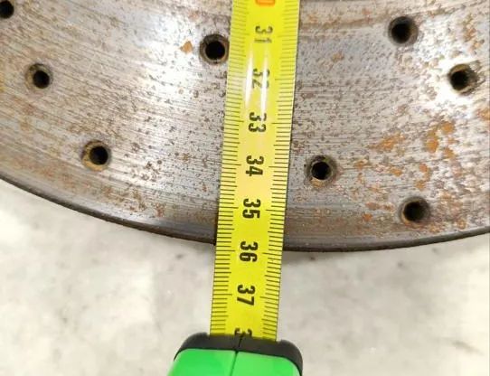 MASERATI GranTurismo 1 generation (2007-2020) Ľavý predný brzdový disk 32763173