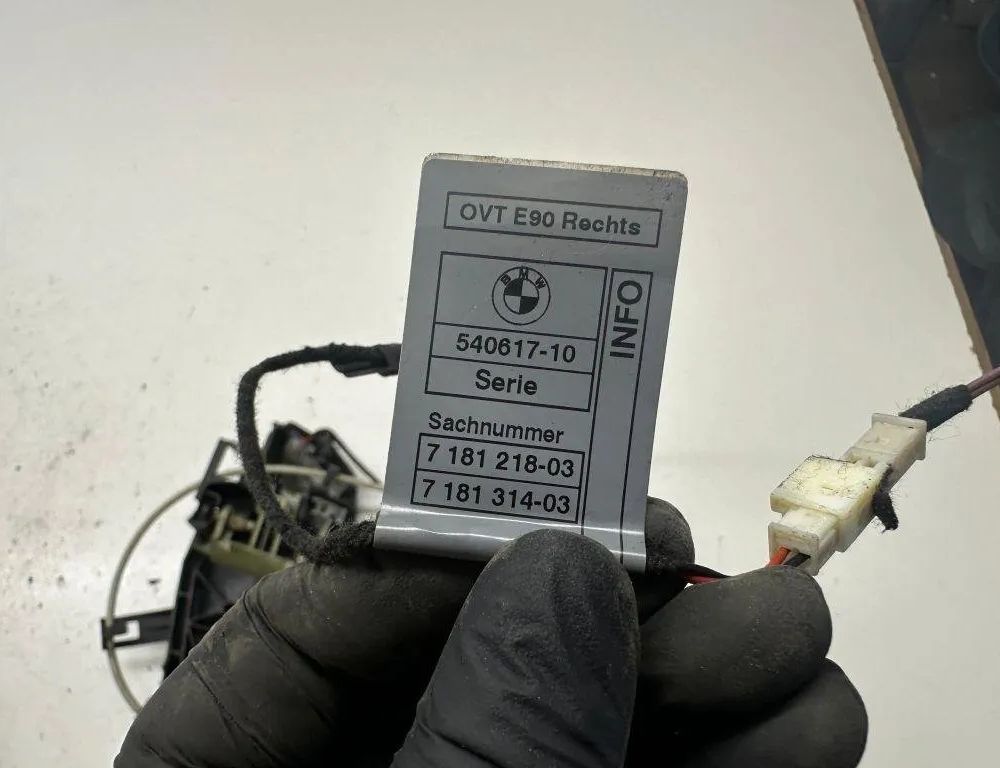 BMW 3 Series E90/E91/E92/E93 (2004-2013) Кронштейн ручки передней правой двери 30589713