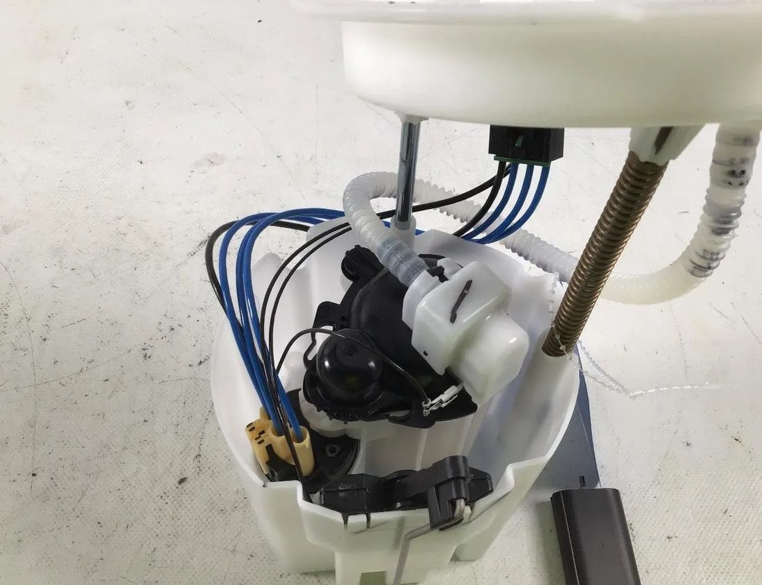 BMW 1 Series F40 (2019-2024) Palivové čerpadlo 7300472 21341345