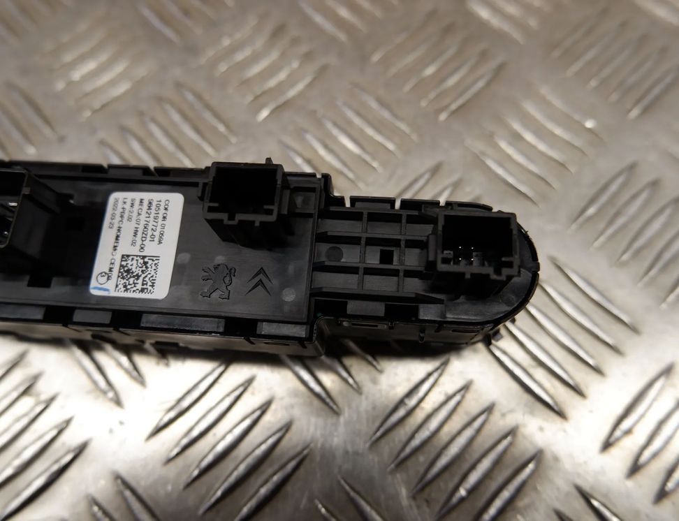 PEUGEOT 208 2 generation (2019-2023) Кнопка стеклоподъемника передней правой двери 98421760ZD 28303021