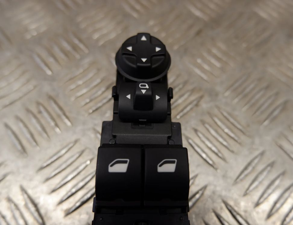 PEUGEOT 208 2 generation (2019-2023) Кнопка стеклоподъемника передней правой двери 98421760ZD 28303021