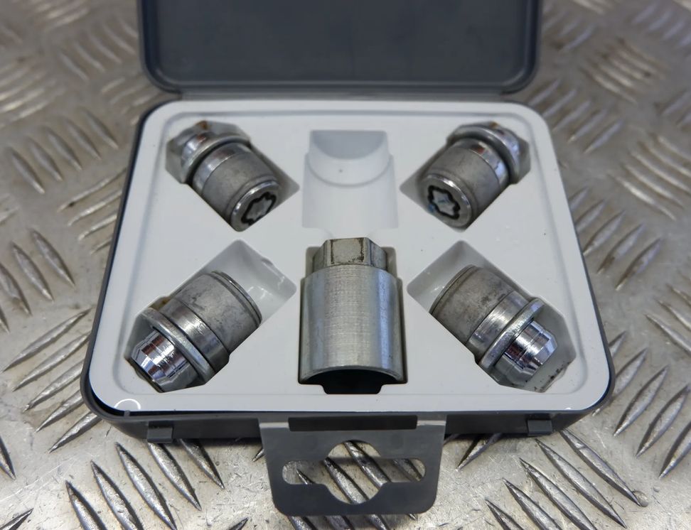 TOYOTA Yaris 4 generation (2020-2023) Комплект болтов блокировки колес PW456-00013 31602733