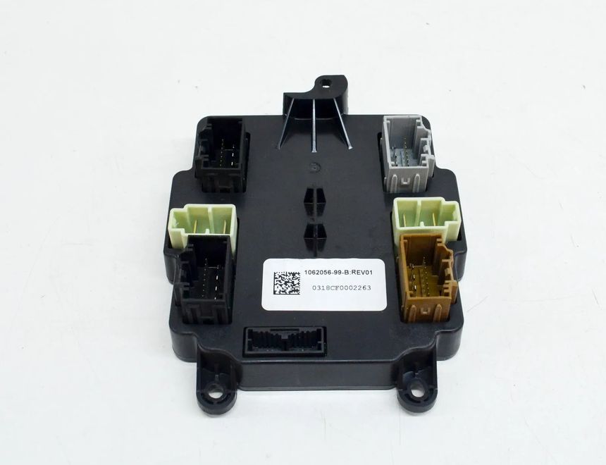 TESLA Model X 1 generation (2015-2024) Блок управления дверей задние правые 1062056-99-B 12610248