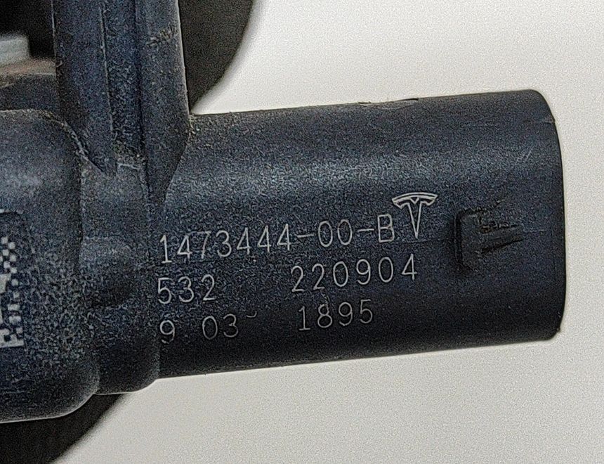 TESLA Model Y 1 generation (2020-2024) Pravý predný senzor nárazu 1473444-00-B 25291632