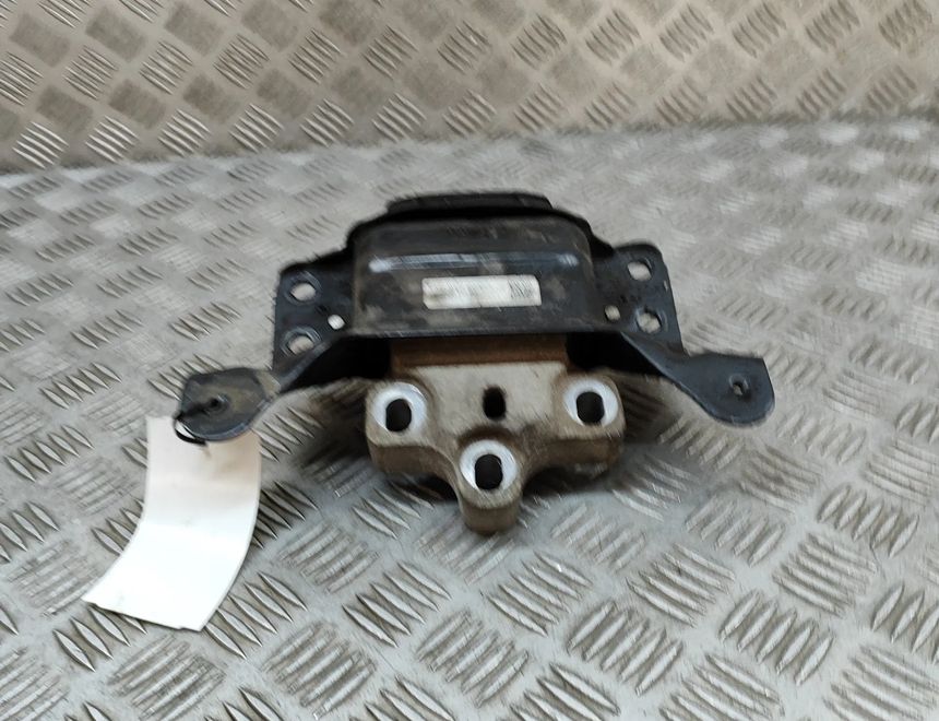 SEAT Leon 3 generation (2012-2020) Motorový držiak na ľavej strane 5Q0199555BJ 26063356