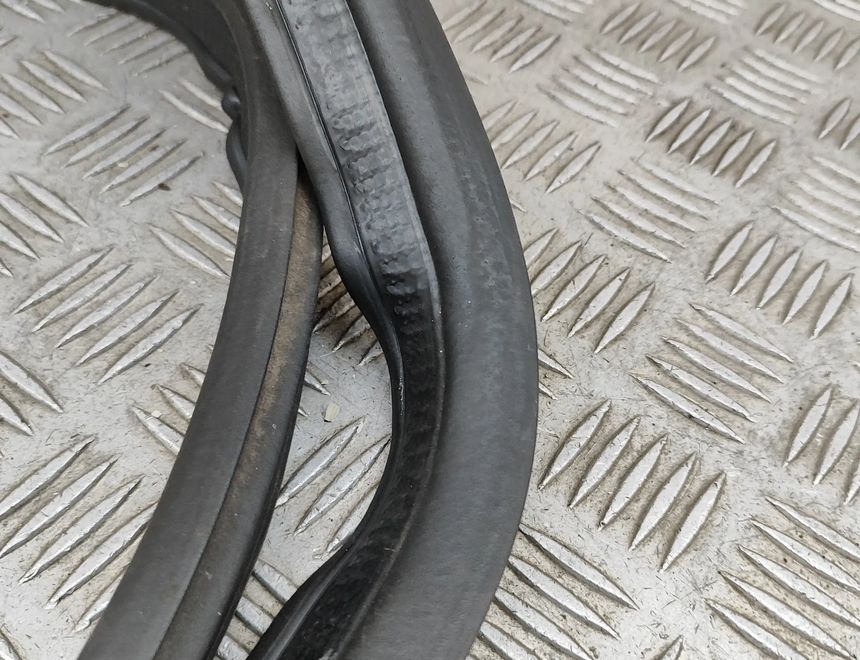 ASTON MARTIN DB7 1 generation (1999-2003) Gumené tesnenie krytu batožinového priestoru 77-90209 26458411