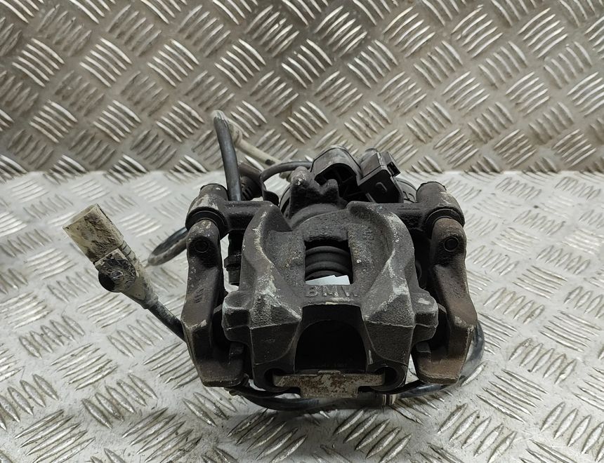 BMW 2 Series Active Tourer F45 (2014-2018) Ľavý zadný brzdový strmeň 6883033,6883031 26870986