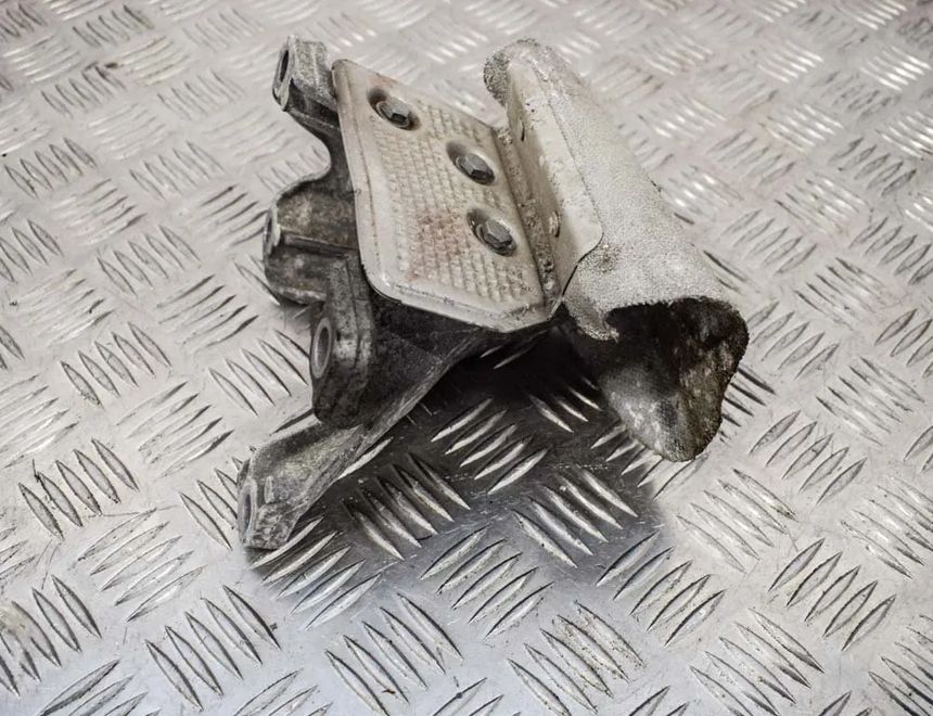 AUDI A5 Sportback 8T (2009-2011) Кронштейн двигателя левой стороны 8K0199307BG 2709091