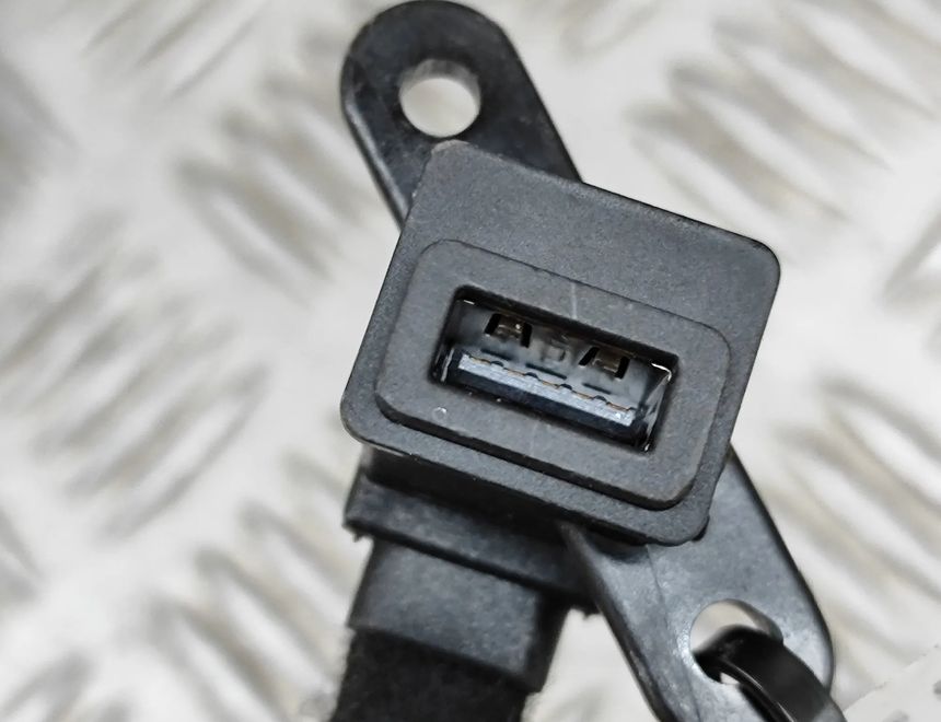 TESLA Model 3 1 generation (2017-2024) Dodatočné konektory pre hudobný prehrávač 1593174-00-C 28300090