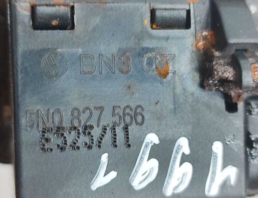 VOLKSWAGEN Passat B7 (2010-2015) Кнопка открывания задней крышки 5N0827566 29064584