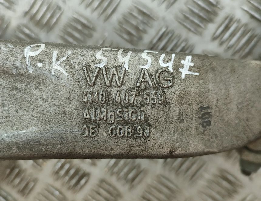 AUDI Ľavý predný náboj kolesa 4M0407559 30944761