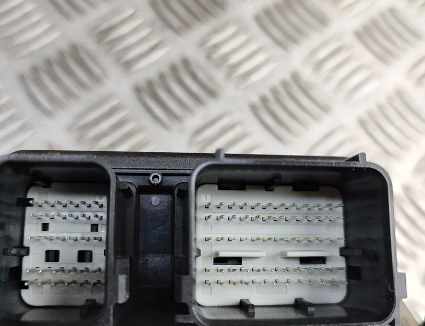 TESLA Model X 1 generation (2015-2024) SRS riadiaca jednotka 1036767-00-A 31670455