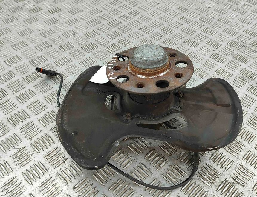 MERCEDES-BENZ C-Class W204/S204/C204 (2004-2015) Front Right Wheel Hub A2043320201 32433428