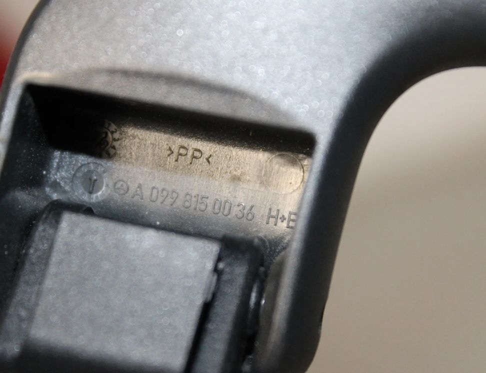 MERCEDES-BENZ A-Class W176 (2012-2018) Predná ľavá strešná rukoväť A0998150136 32858020