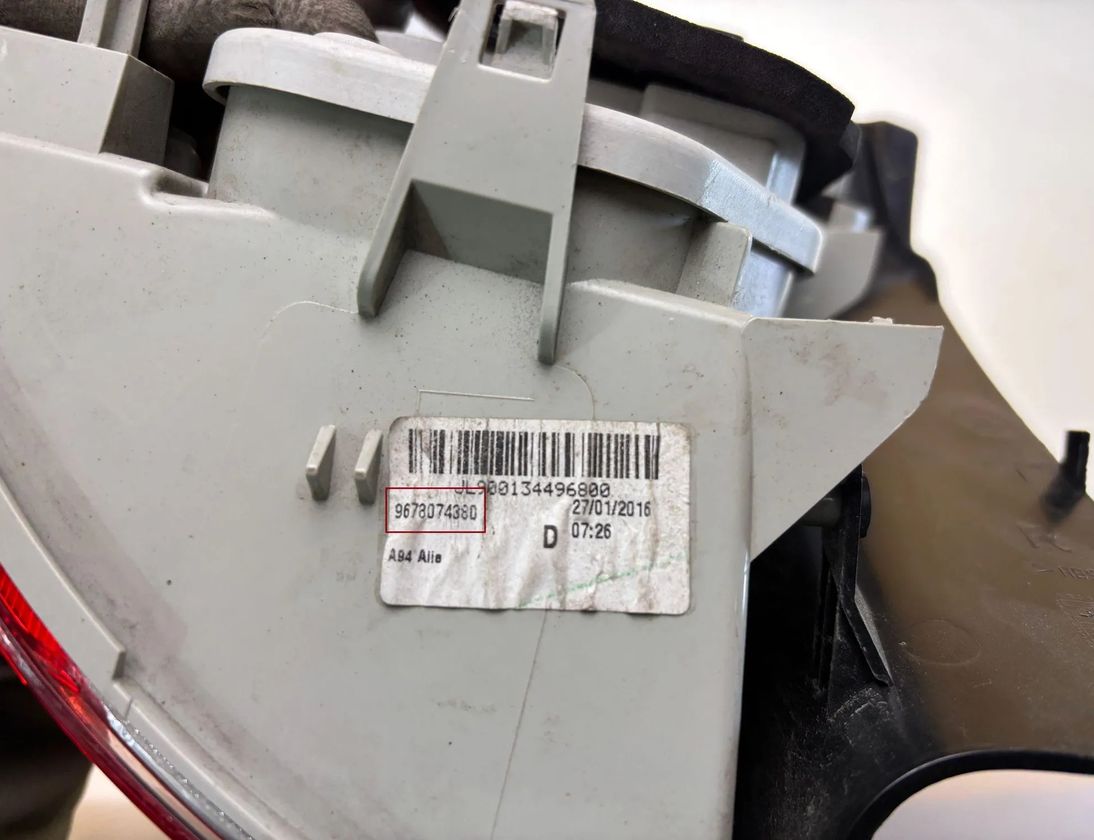 PEUGEOT 2008 2 generation (2019-2023) Ľavé zadné koncové svetlo 9678074380 29477275