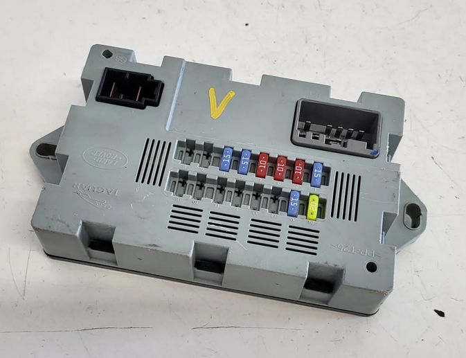 JAGUAR XE 1 generation (2014-2024) Poistková skrinka CPLA14Q073AA,1607162204,73707520 25012362