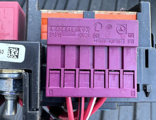 MERCEDES-BENZ C-Class W205/S205/C205 (2014-2023) Poistková skrinka A2059068501,A0005456400,A0005456800,A0009828223,A0009822923 25754321