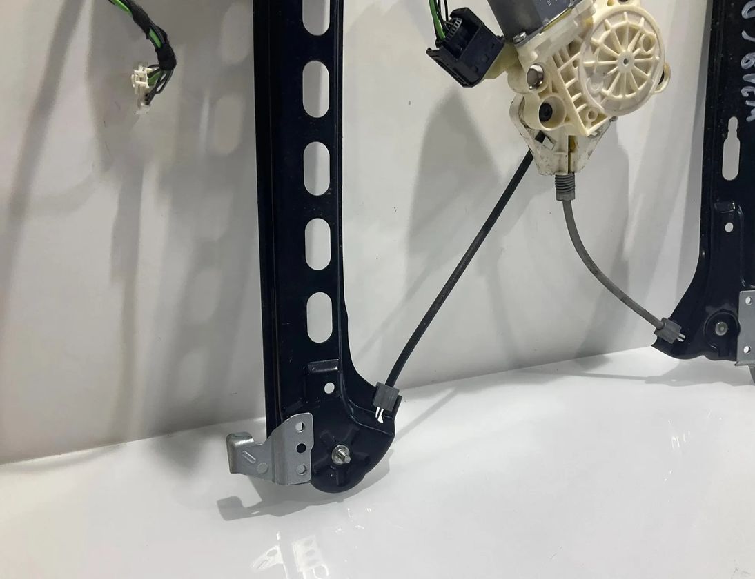 MERCEDES-BENZ CLS-Class C219 (2004-2010) Стеклоподъемник задней правой двери A2197300846,2197300846 25941048