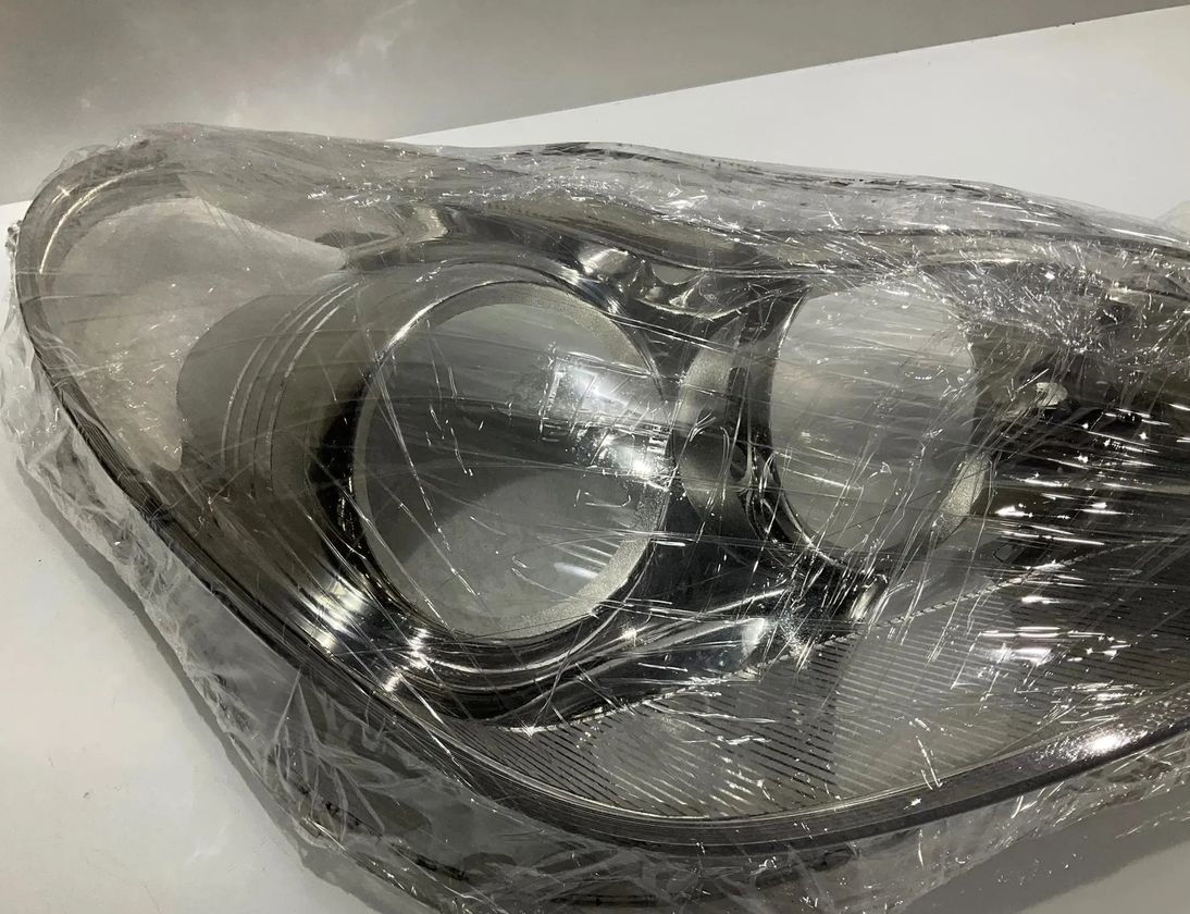 MERCEDES-BENZ CLS-Class C219 (2004-2010) Pravé predné sklo svetlometov 28100655