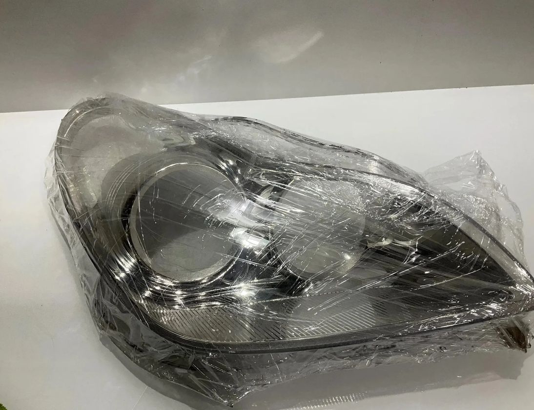 MERCEDES-BENZ CLS-Class C219 (2004-2010) Pravé predné sklo svetlometov 28100655