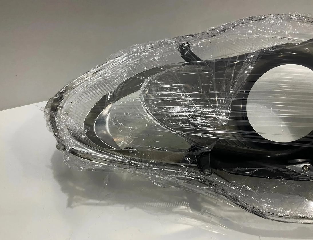 MERCEDES-BENZ CLS-Class C219 (2004-2010) Pravé predné sklo svetlometov 28100655