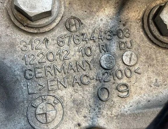 BMW 3 Series E90/E91/E92/E93 (2004-2013) Ľavý predný náboj kolesa 6764443 31383538