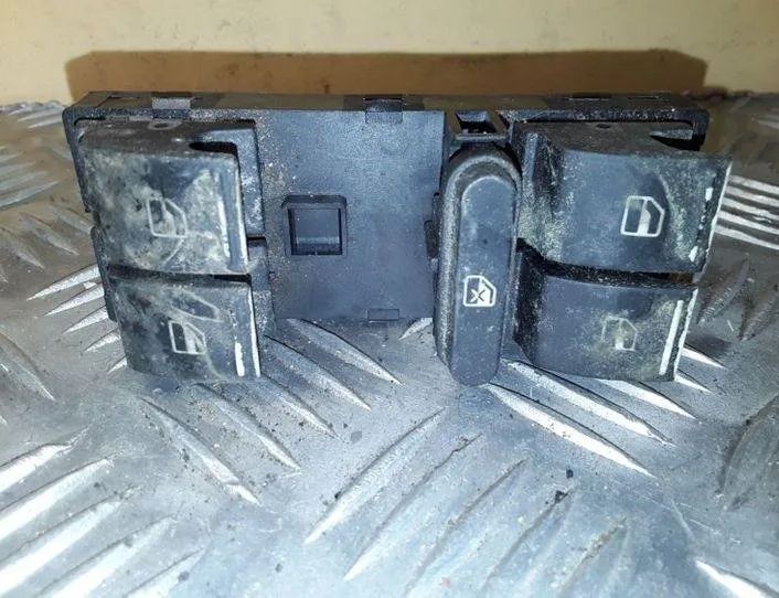 VOLKSWAGEN Passat Variant 1 generation (2010-2024) Ovládač okna pravých zadných dverí 1K4959857 25465786