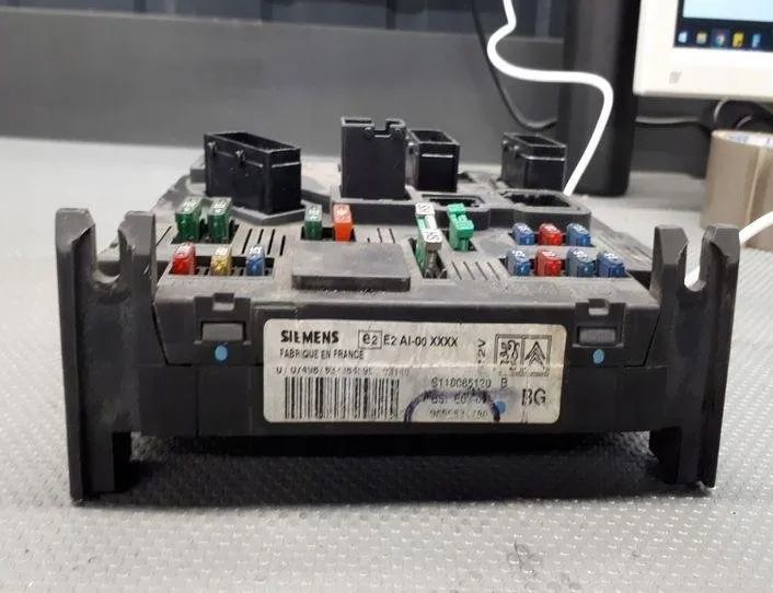 PEUGEOT 206 1 generation (1998-2009) Блок предохранителей S118085120 27203152