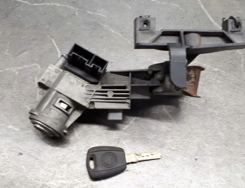 FIAT Grande Punto 1 generation (1992-2000) Замок зажигания 01098401 30166095