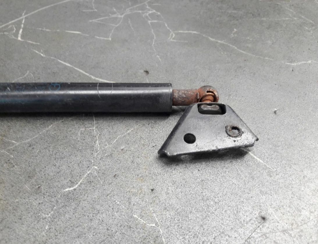 SUZUKI Wagon R 3 generation (2003-2008) Right Side Tailgate Gas Strut 30170298