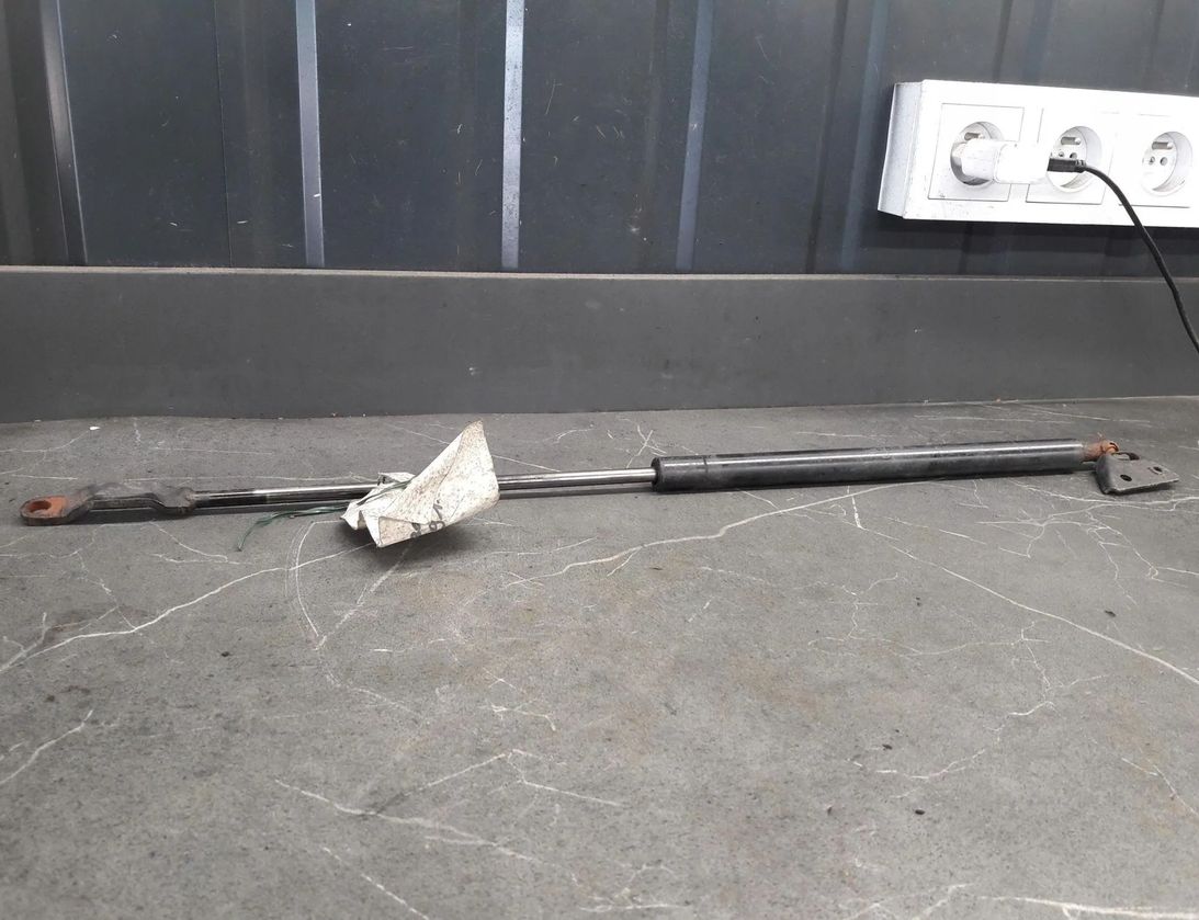 SUZUKI Wagon R 3 generation (2003-2008) Right Side Tailgate Gas Strut 30170298