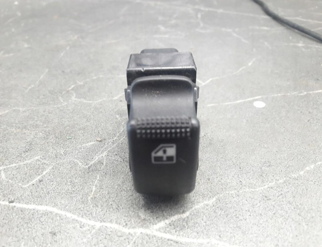 HYUNDAI Tucson 1 generation (2004-2010) Vypínač ľavého okna predných dverí 30184262