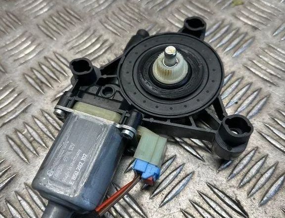 VOLKSWAGEN Golf 8 generation (2019-2023) Маторчик стеклоподъемника передней левой двери 5Q0959802C 30610669