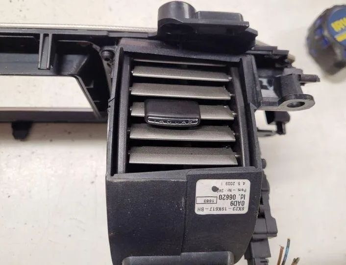 JAGUAR XF 1 generation (2011-2016) Vzduchové mriežky stredovej konzoly 8X2319K617AH,8X2319K617BH 27073524