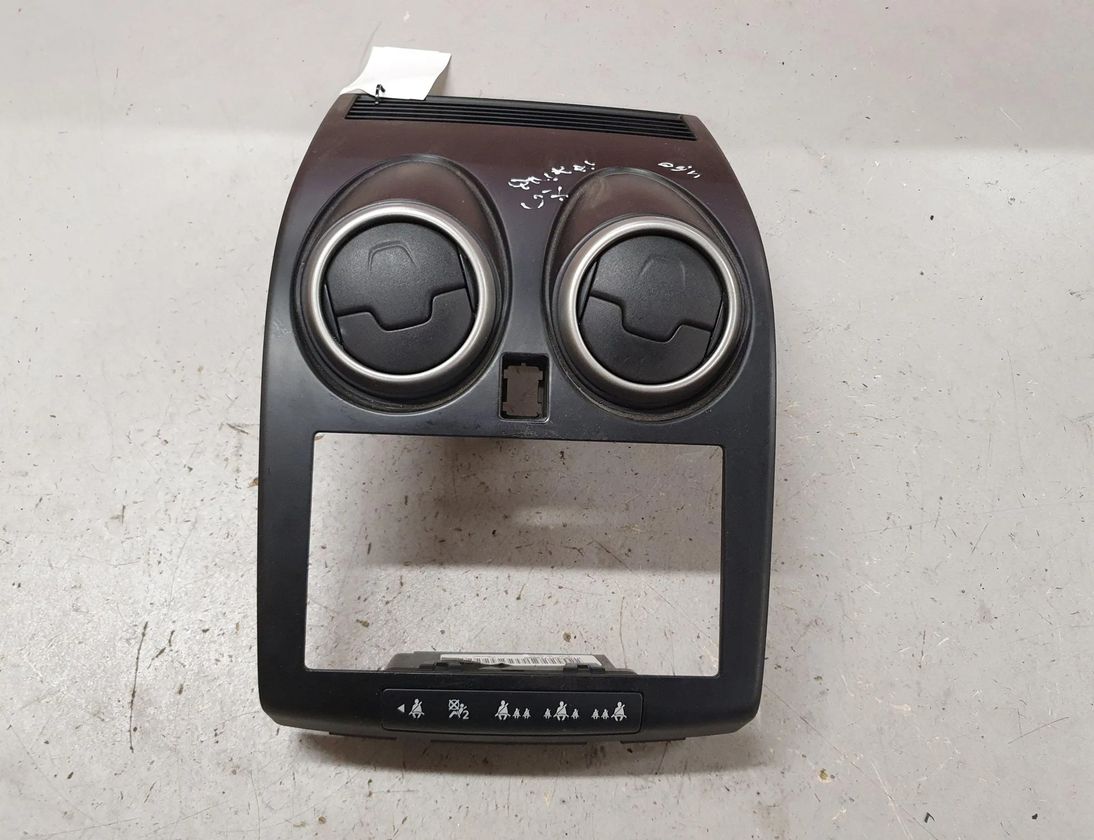 NISSAN Qashqai 1 generation (2007-2014) Vzduchové mriežky stredovej konzoly P10075A7710000 28622170