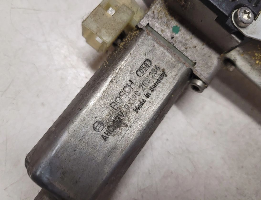 BMW 5 Series E60/E61 (2003-2010) Motor ovládania pravého predného sedadla 0390203234 28669041