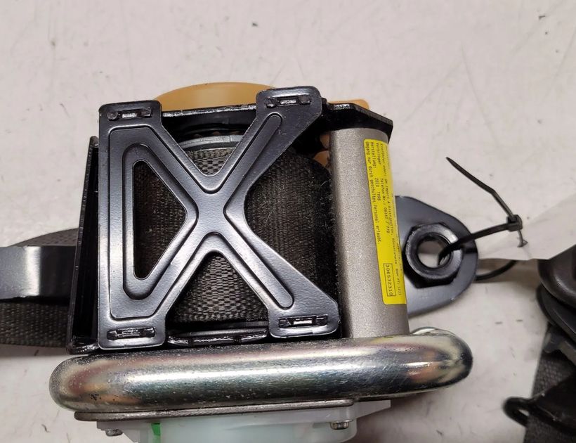 OPEL Insignia A (2008-2016) Pravý predný bezpečnostný pás 3063932AA 28710409