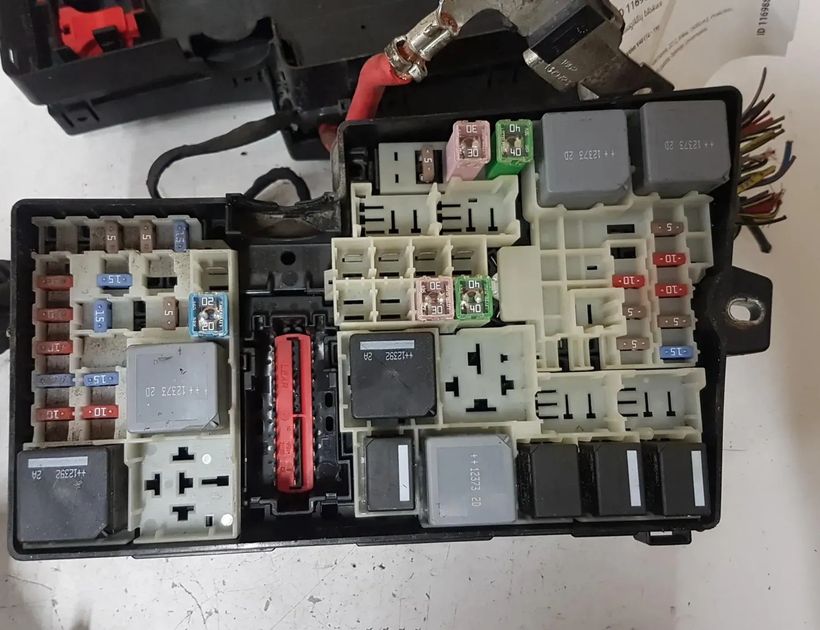VOLVO V40 2 generation (2012-2020) Fuse box AV6T14A067AC 28765551
