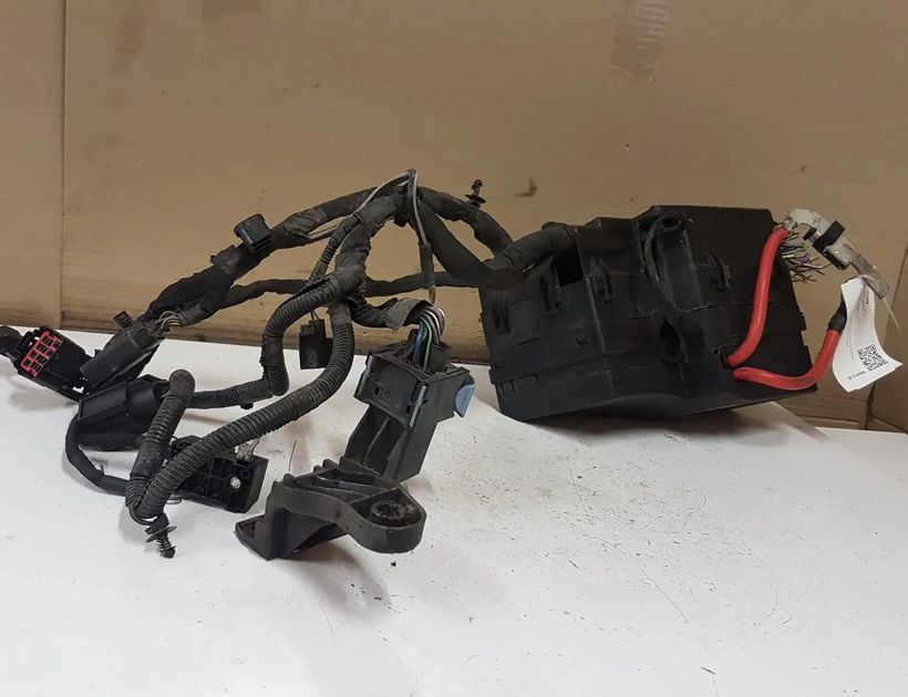 VOLVO V40 2 generation (2012-2020) Fuse box AV6T14A067AC 28765551