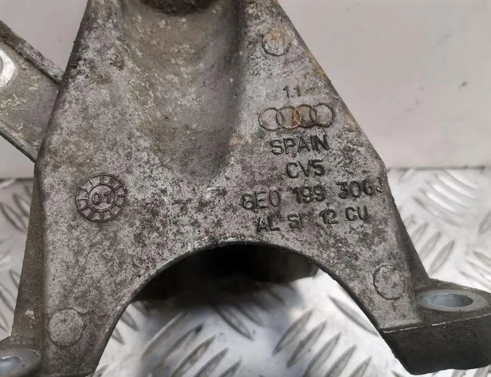 AUDI A4 B7/8E (2004-2008) Кронштейн двигателя правой стороны 8E0199308J 30531094