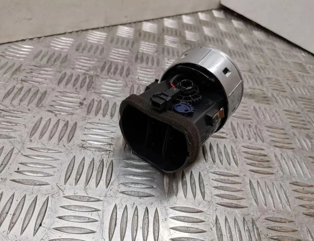 AUDI A4 B7/8E (2004-2008) Вентиляционные отверстия в приборной панели 8H0820951D 30543123