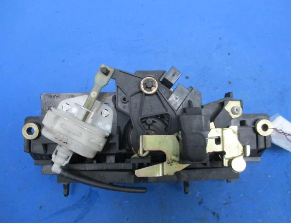 AUDI A3 8L (1996-2003) Rukoväť na zadnej klapke 21383009