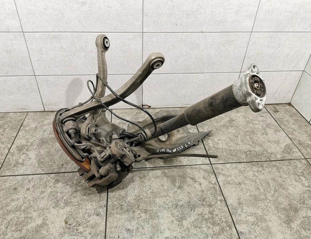 MERCEDES-BENZ C-Class W205/S205/C205 (2014-2023) Ľavé zadné zavesenie 17375701