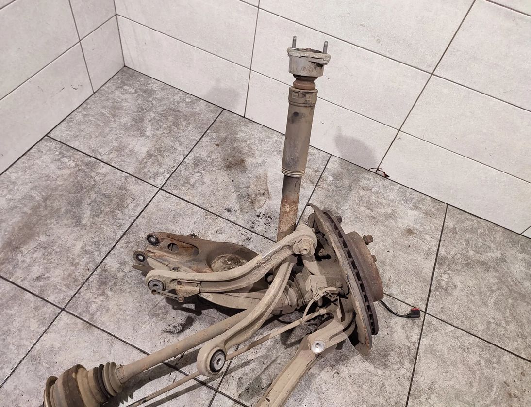 MERCEDES-BENZ E-Class W212/S212/C207/A207 (2009-2016) Ľavé zadné zavesenie A2213504010,A2123500141,A2123500406,A2053506503,A2043502106,A2053506103,A2053506303 24118201