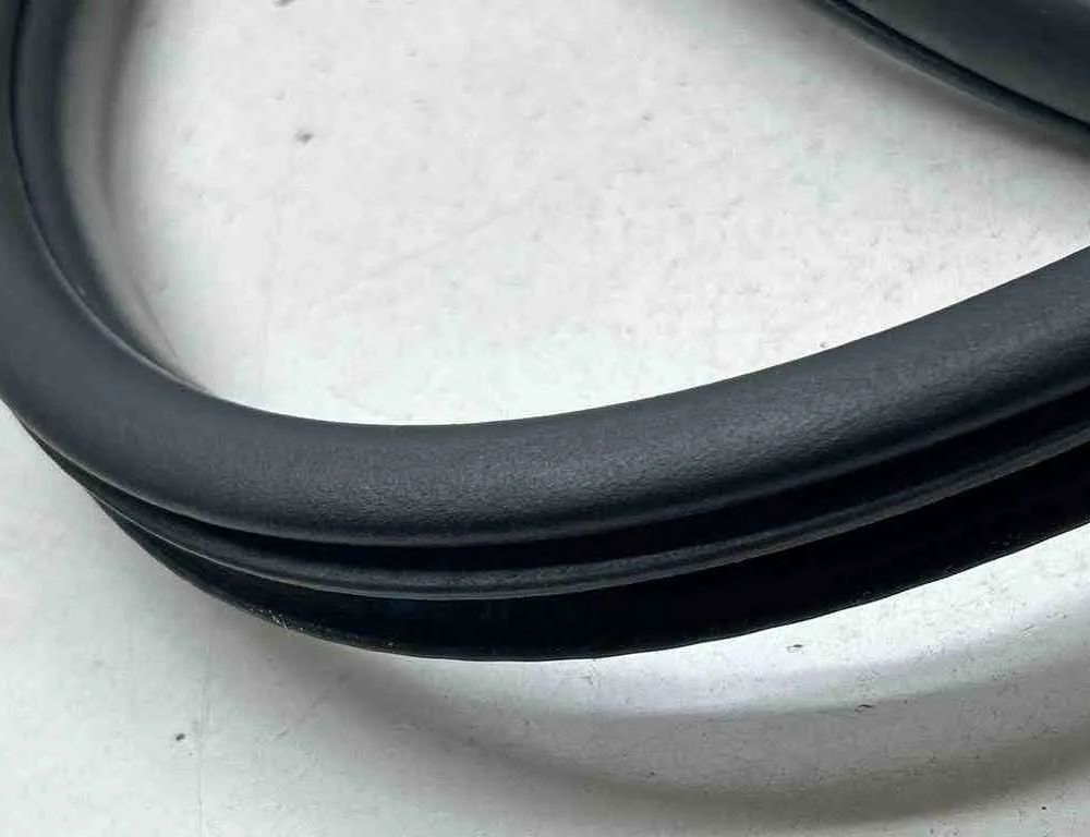 DODGE Durango 3 generation (2010-2024) Уплотнительная резина задней двери (по кузову) 32685774