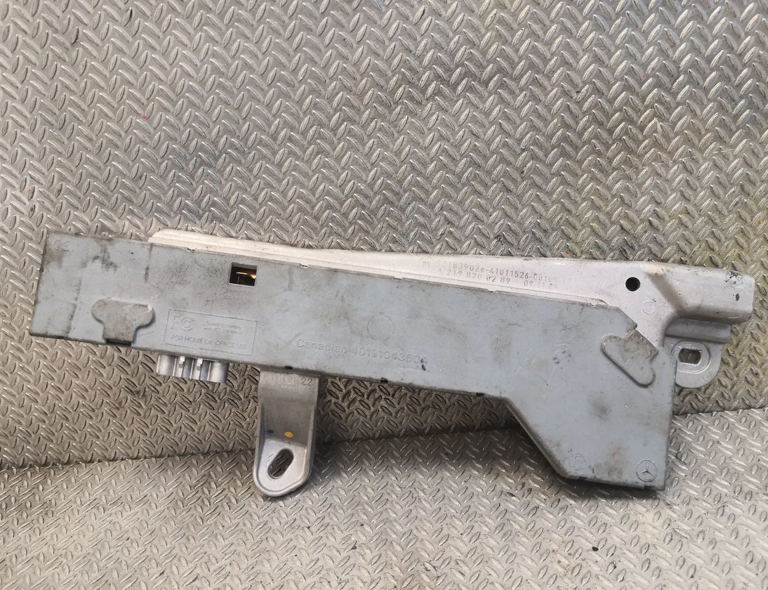 MERCEDES-BENZ CLS-Class C219 (2004-2010) Zosilňovač antény na kufri 2198200289 14718875