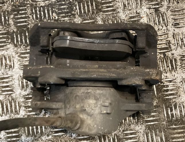 MERCEDES-BENZ C-Class W204/S204/C204 (2004-2015) Ľavý predný brzdový strmeň 2044212181,A2044212181 28282803