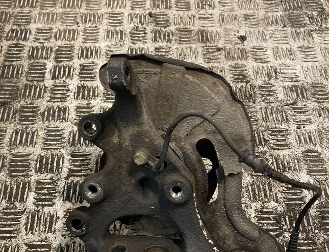 MERCEDES-BENZ C-Class W203/S203/CL203 (2000-2008) Front Left Wheel Hub 2093320001,A2093320001,2043320101,A2043320101 28297836