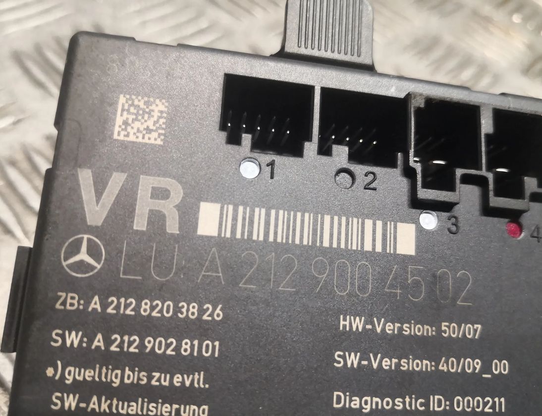MERCEDES-BENZ C-Class W204/S204/C204 (2004-2015) Блок управления дверей передние  правые 2129004502,A2129004502 31222962