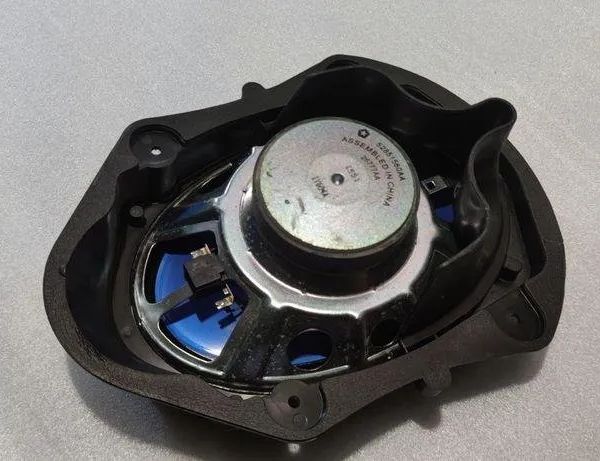 DODGE Challenger 3 generation (2008-2024) Ľavý predný dverový reproduktor 52851560AA 31256514